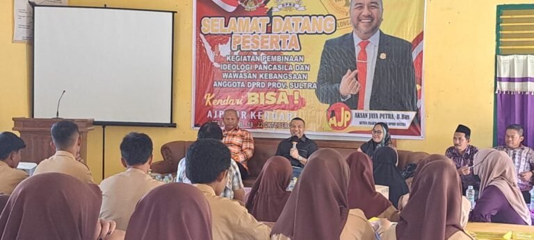 Aksan Jaya Putra Sosialisasi ke Siswa Dua SMAN di Kendari Soal Ideologi Pancasila dan Wawasan Kebangsaan
