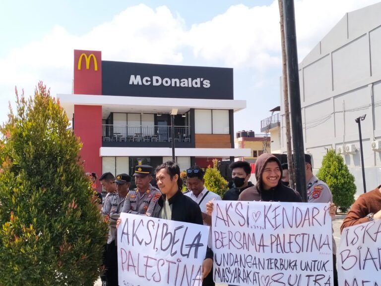 Aksi Bela Palestina, Puluhan Orang di Kendari Boikot Mc Donalds