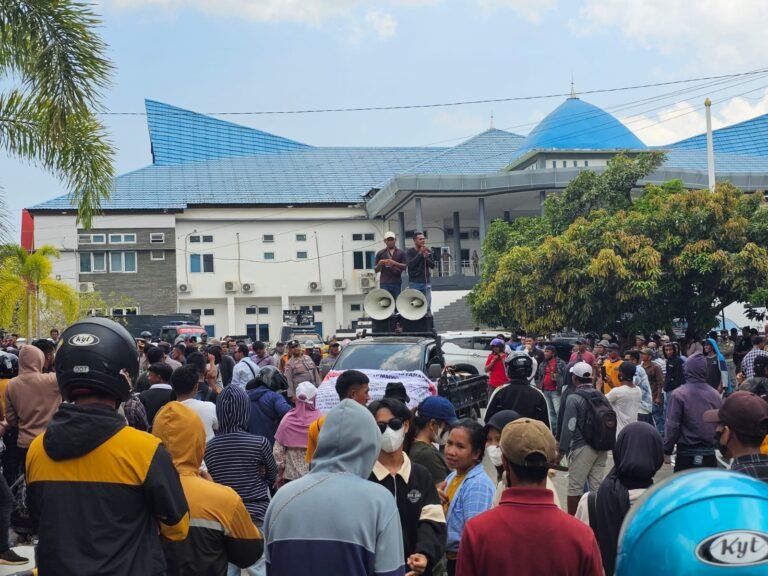 Ribuan Warga Wawonii Minta Pemprov Sultra Turun Tangan Terkait Nasib Karyawan yang di PHk