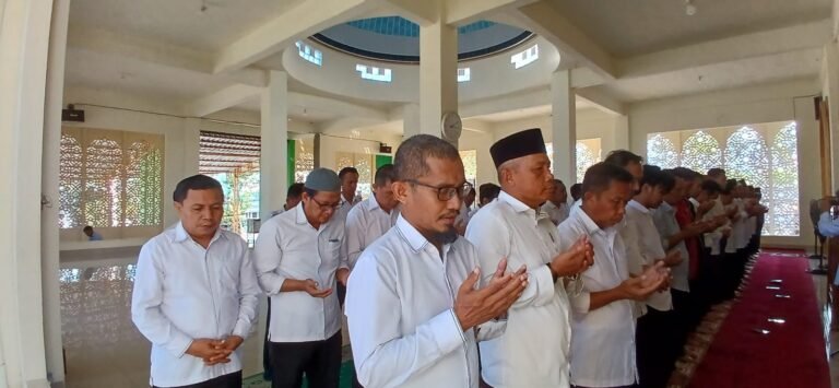 Kanwil Kemenag Sultra Gelar Sholat Gaib untuk Korban Konflik di Palestina