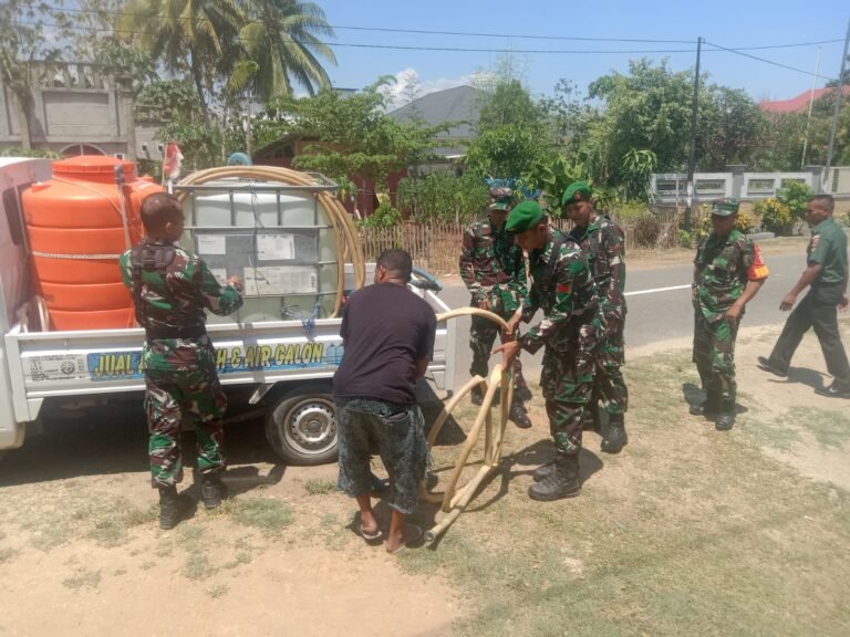 Kemarau Panjang, Kodim 1431 Bombana Salurkan Air Bersih ke Masyarakat