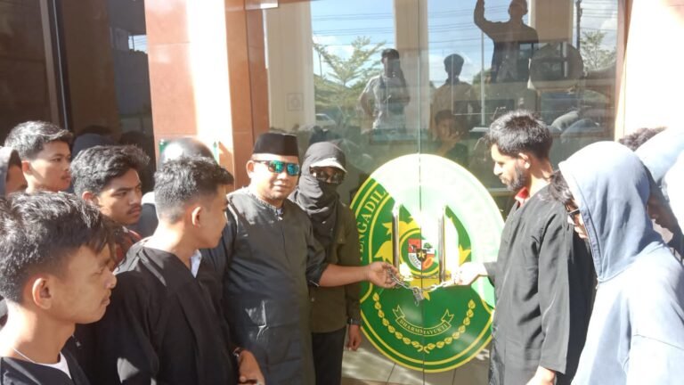 Dianggap Berpihak Terhadap Terdakwa Dugaan Penyuapan Izin PT MUI, PN Kendari Digembok Pendemo