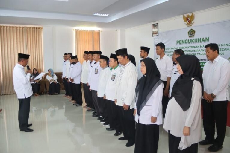 Kukuhkan Pengurus BKM Kota Kendari, Kakanwil: Maksimalkan Pemberdayaan Masjid