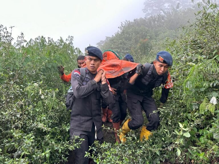 POLRI Libatkan Diri Evakuasi Pendaki Gunung Merapi