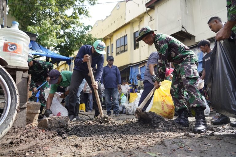 Cegah Demam Berdarah Jelang Musim Penghujan , Satuan Jajaran Korem 143 Halu Oleo Bergerak Secara Serentak Bersama Elemen Masyarakat Bersihkan Sampah di Pasar-pasar
