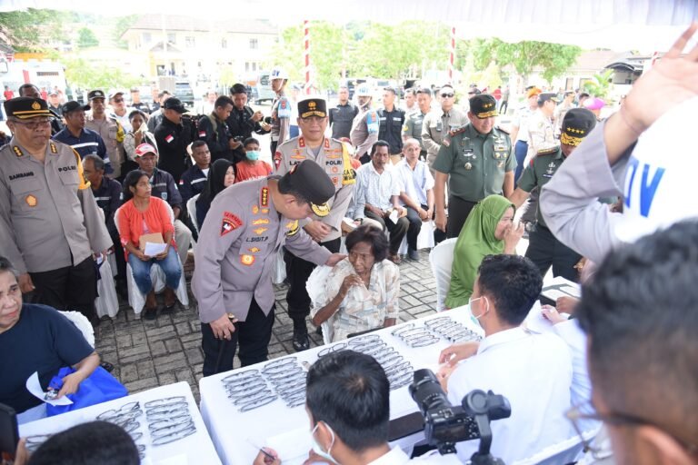 Sinergi TNI POLRI Wujudkan Pemilu Damai, Beri Bantuan Kesehatan Gratis di Maluku