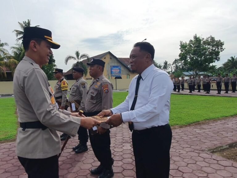 Empat Personel Polsek Kolono Mendapat Penghargaan dari Kapolres Konsel Gegara Tangkap Pengedar Sabu 200 Gram