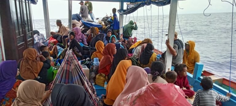 Mati Mesin, KM Argadize dan 43 Penumpang Sempat Terombang-ambing di Perairan Batu Atas