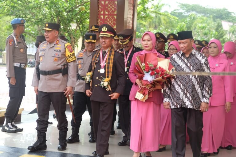 Berlangsung Haru, Kapolda Sultra Pimpin Upacara Wisuda Purna Bakti 30 Personel POLRI