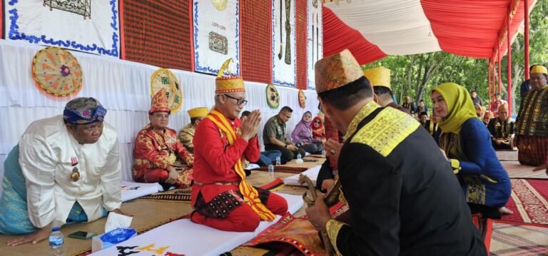 Lukman Abunawas Dinobatkan sebagai Raja Konawe ke 34