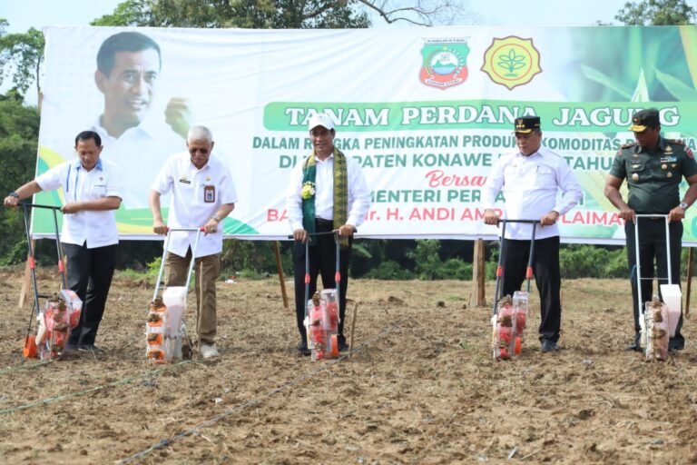Berkunjung di Konut, Mentan Amran Sulaiman Salurkan Bantuan Pertanian