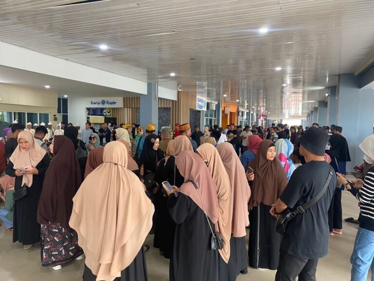 Ribuan Masyarakat Sambut Kedatangan Mantan Gubernur Sultra Nur Alam