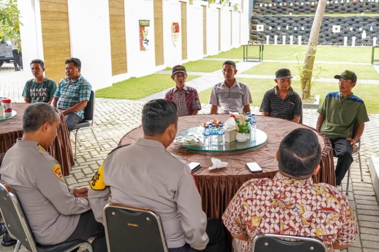 Jumat Curhat Bersama Polda Sultra di Desa Opaasi, Masyarakat Keluhkan Masalah Minuman Keras dan Pencurian Ternak
