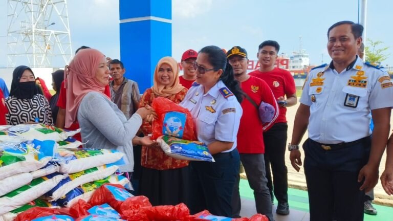 Awali Kinerja Tahun 2024 KUPP Kelas I Molawe Berbagi Sembako ke Masyarakat