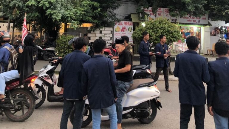 Mahasiswa di Sultra Bergerak Bagikan Ribuan Selebaran Bertuliskan Reformasi Dikhianati