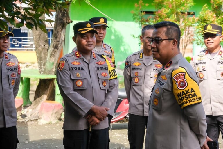 Pastikan Pemilu Berjalan Lancar Dan Aman, Wakapolda Sultra Tinjau TPS di Tiga Kabupaten di Sultra