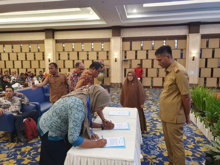 Pelaksanaan Progam Dikbud Sultra Tahun 2024, KCD dan Kepsek Teken Pakta Integritas
