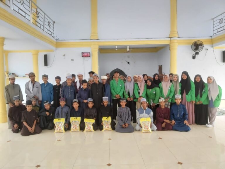 BEM STAI Wakatobi Beri Bantuan Beras dalam Bakti Sosial