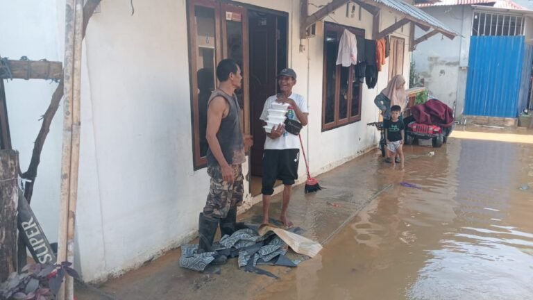 Zulham Damu Caleg PDIP Terpilih Kadia Wua-wua Bantu Korban Banjir di Jalan Veteran
