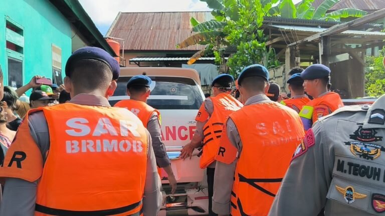 Tim SAR Brimob Sultra Bersama Basarnas Kendari Laksanakan Pencarian Korban Balita yang Terbawa Arus Banjir