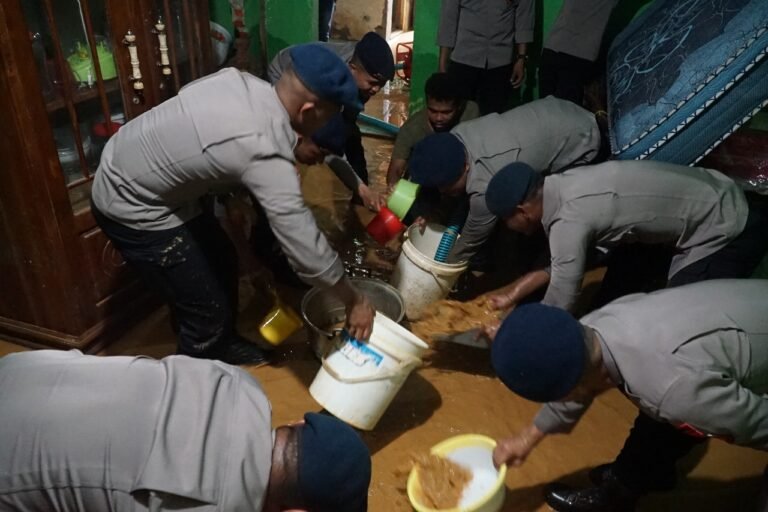 Brimob Polda Sultra Bantu Bersihkan Rumah Warga Pasca Banjir di Kota Kendari