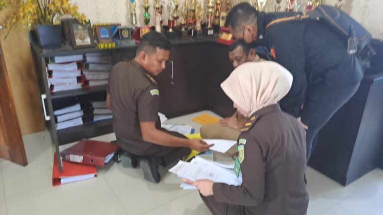 Kantor Dinas ESDM Sultra Digeledah Penyidik Kejari Kendari