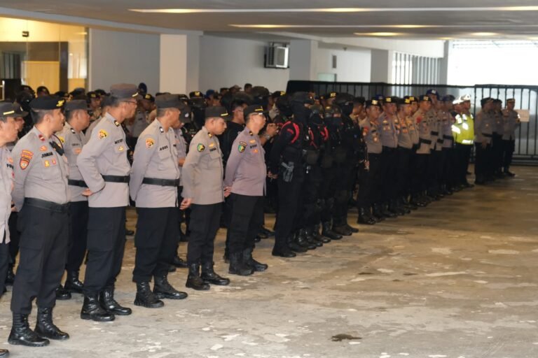 Ciptakan Keamanan dan Kenyamanan, Tim Gegana Sat Brimob Sterilisasi Tempat Pleno KPU Sultra