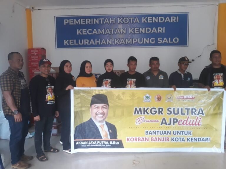Banjir di Kendari, AJP Bersama Ormas MKGR Sultra Berikan Bantuan Kepada Masyarakat