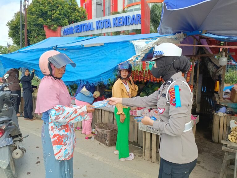 Satgas Preemtif Operasi Keselamatan Anoa 2024 Gelar Giat Binluh di Pasar Sentral Kota Kendari