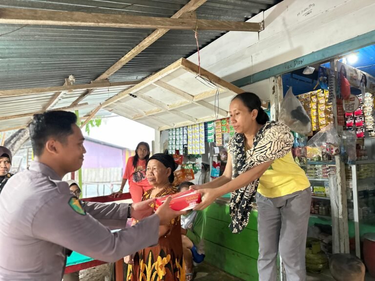 Polda Sultra Patroli Kesehatan Siaga Banjir, Berikan Pelayanan dan Berbagi Takjil di Kendari