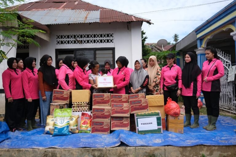 Bhayangkari Sultra Peduli Korban Banjir di Kendari