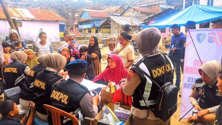 Tim Dokkes Polda Sultra Gelar Baksos Kesehatan dan Pembagian Takjil untuk Korban Banjir di Lorong Lasolo