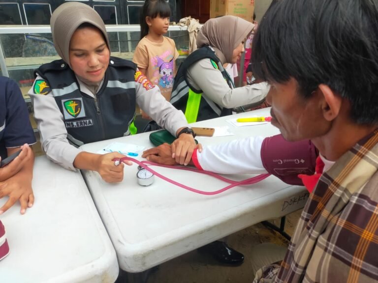 Polresta Kendari Gelar Bakti Kesehatan Bantu Korban Banjir