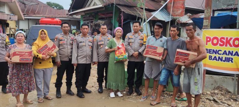 Banjir Kendari, Polresta Salurkan Bantuan ke Warga Terdampak