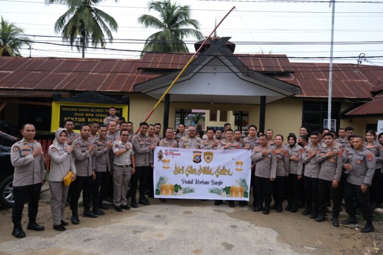 Bantu Korban Banjir, Karo SDM Polda Sultra Salurkan Bantuan Sosial di Asrama Polsek Kemaraya