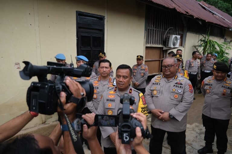 Wakapolda Sultra Pimpin Penyaluran Bantuan untuk Korban Banjir di Kendari