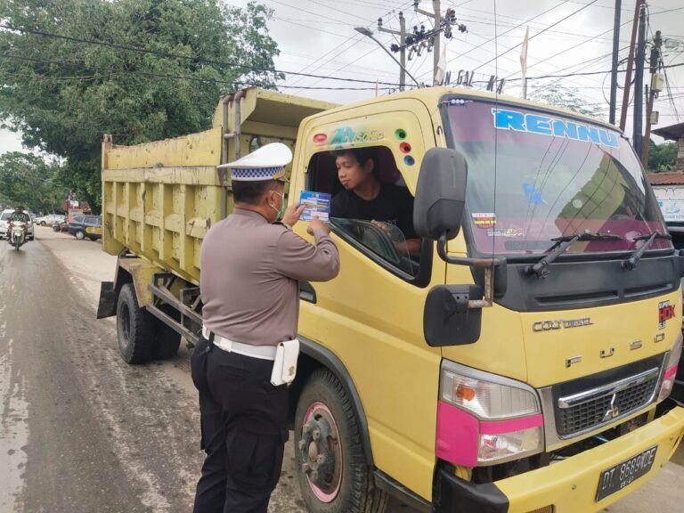 Satgas Preemtif Operasi Keselamatan Anoa 2024 Gelar Giat Binluh dan Bagi Sembako di Jalan Lasolo