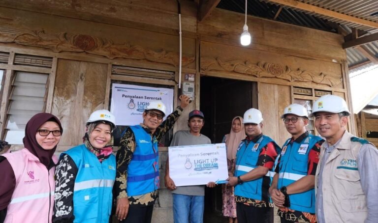 Momen Ramadan, Program Donasi Insan PLN UID Sulselrabar dan Icon Plus Bantu Nyalakan Sambungan Listrik 219 Rumah