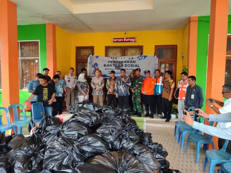 UPT Dirjen Hubla se Sultra Salurkan Bantuan ke Warga Terdampak Banjir di Kendari