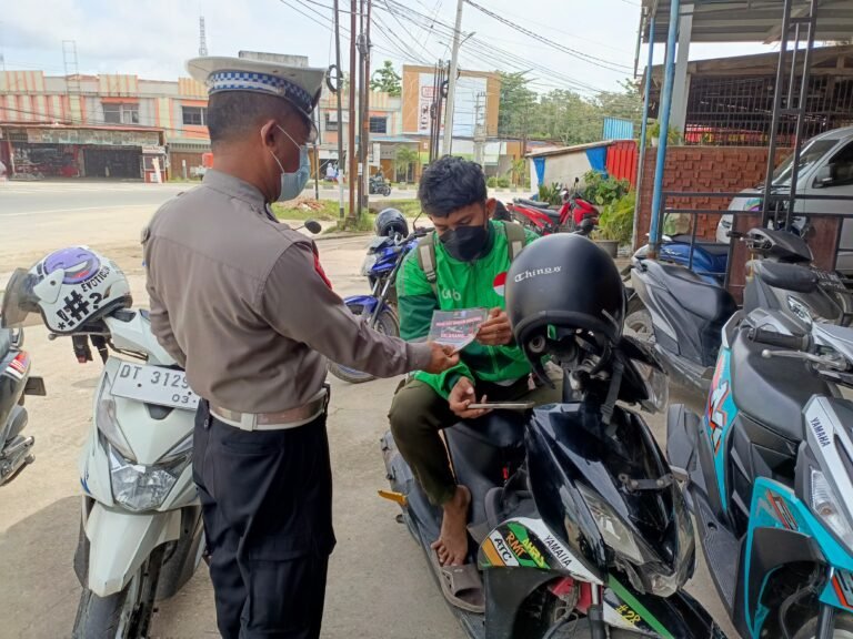 Sosialisasi Kamseltibcarlantas Operasi Keselamatan Anoa 2024 di Bundaran Tank Anduonohu