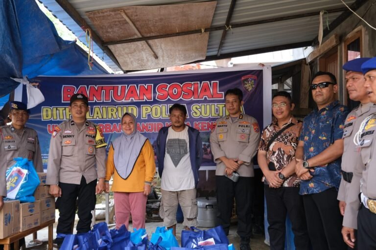 Bakti Sosial Ditpolairud Polda Sultra untuk Korban Banjir di Jalan Lasolo