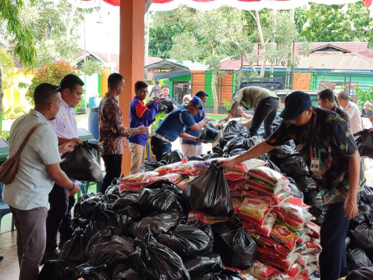 Banjir Kendari, KUPP Molawe Salurkan Bantuan Beras untuk Warga Terdampak