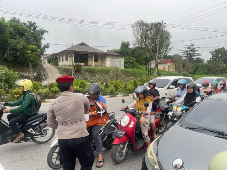 Satker Ditkrimum Polda Sultra Berbagi Takjil, Wujud Humanis Kepolisian Mendekatkan Diri kepada Masyarakat