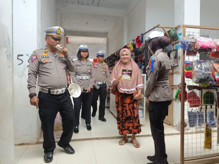 Subsatgas Binluh Operasi Keselamatan Anoa 2024 Gelar Giat di Pasar Lapulu Kendari