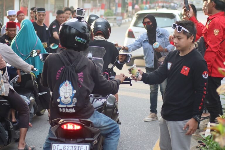Gandeng Aliansi Masyarakat Adat Tolaki Mekongga, PT. IPIP Berbagi Takjil dan Gelar Buka Puasa Bersama
