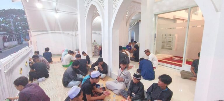 Herry Asiku Siapkan Buka Puasa dan Makan Gratis di Masjid H M Riso