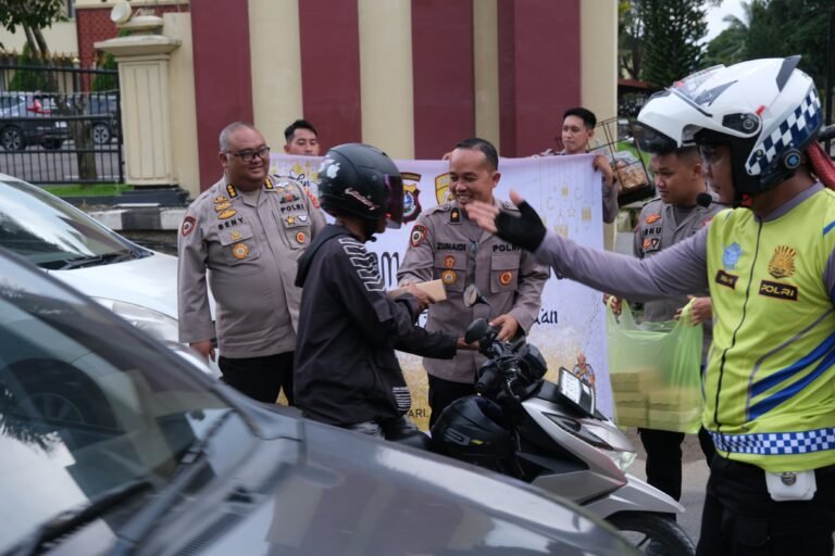 Biro SDM Polda Sultra Berbagi Takjil ke Pengguna Jalan
