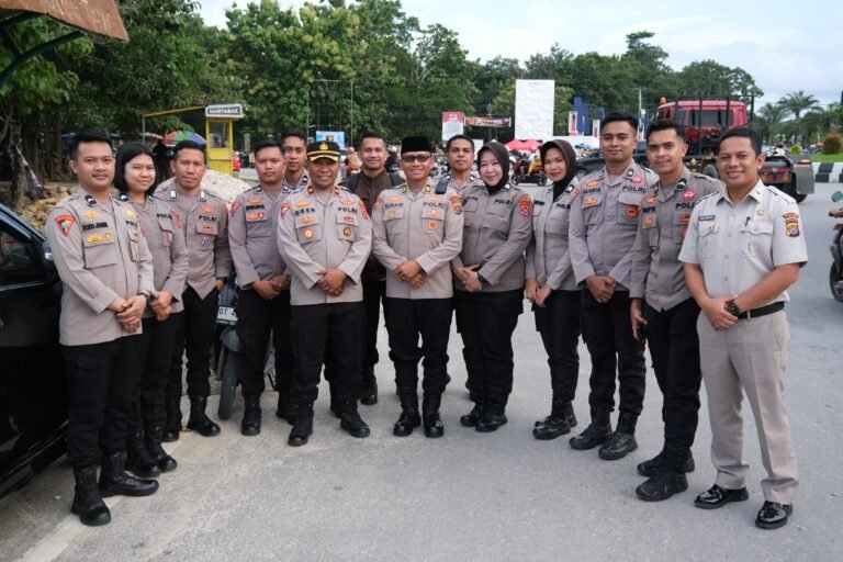 Bagi-bagi Takjil Gratis di Bundaran Gubernur Kendari, Ini Pesan Karo Ops Polda Sultra