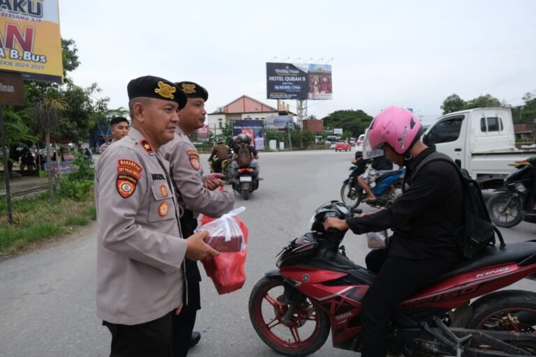 Personel Dit Pamobvit Polda Sultra Berbagi Takjil di Bundaran Adibahasa