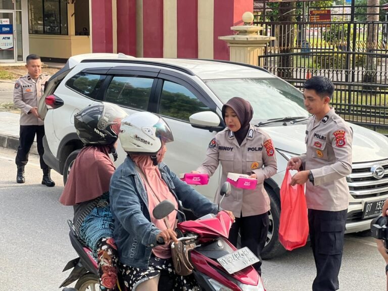 Bidhumas Polda Sultra Berbagi Takjil ke Pengguna Jalan